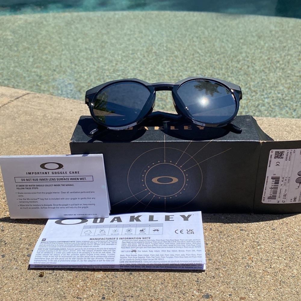 Oakley sunglasses new in box never worn - Picture 7 of 8